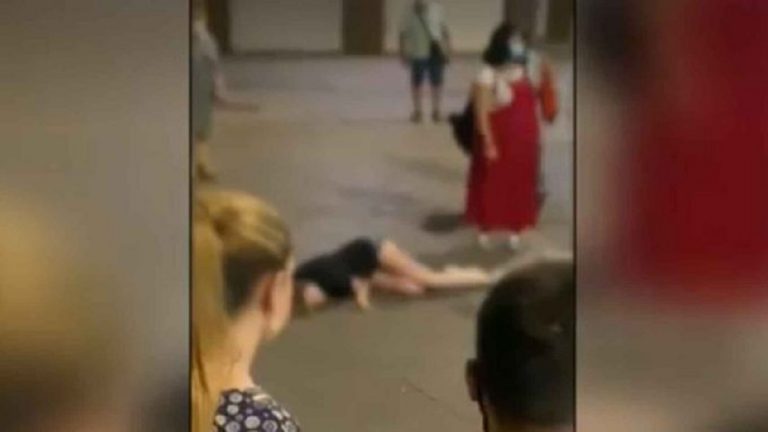 Una joven se desmaya en Granada. Nadie le presta ayuda.
