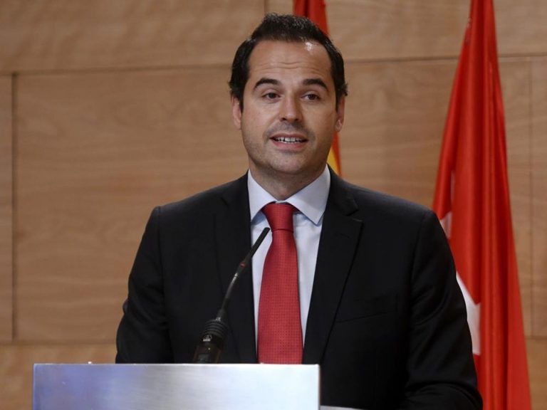 Madrid hará obligatorio el uso de la mascarilla permanente si el Gobierno central no controla más Barajas.