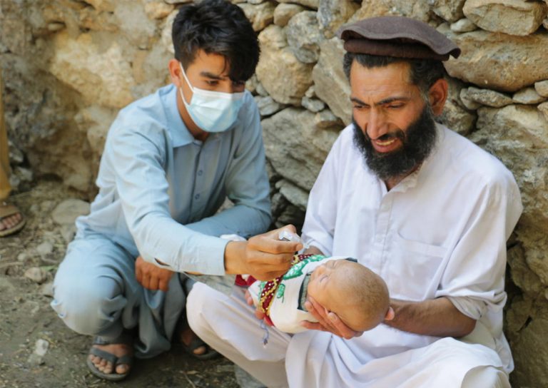 Se reanudan los programas contra la polio en Afganistan y en Pakistán.