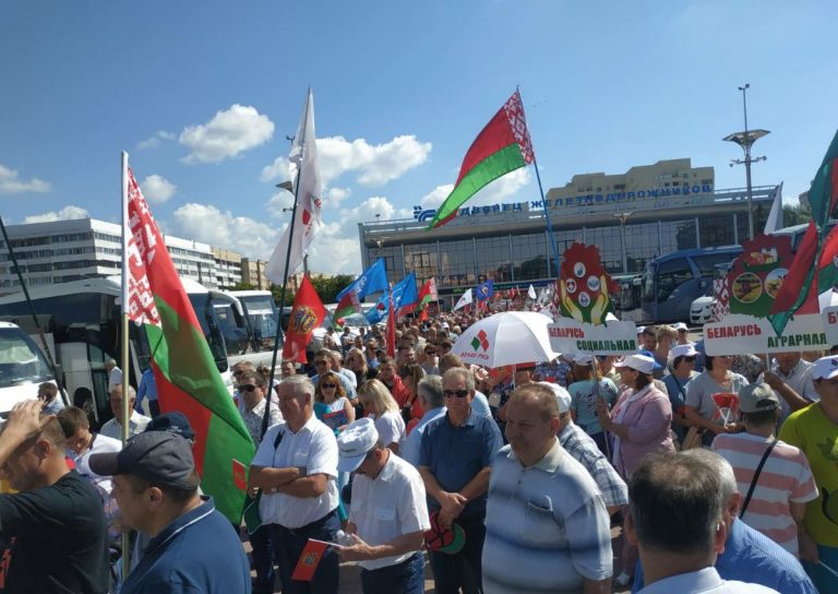 Lukashenko concentra a mil personas en Minsk, capital de Bielorrusia, para poner fin a las movilizaciones.