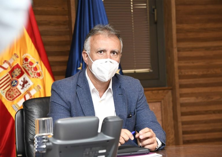 Canarias prohibe fumar e impone la mascarilla.