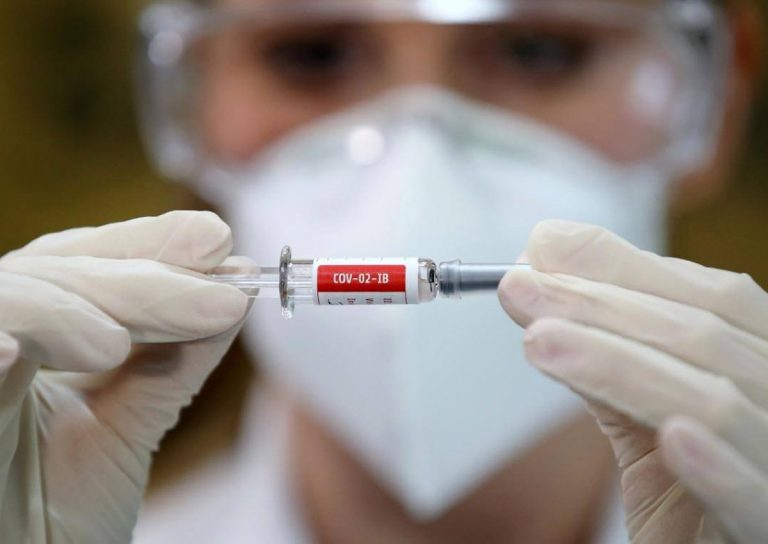 China lleva un mes realizando pruebas experimentales de su vacuna del COVID-19 en grupos de riesgo.