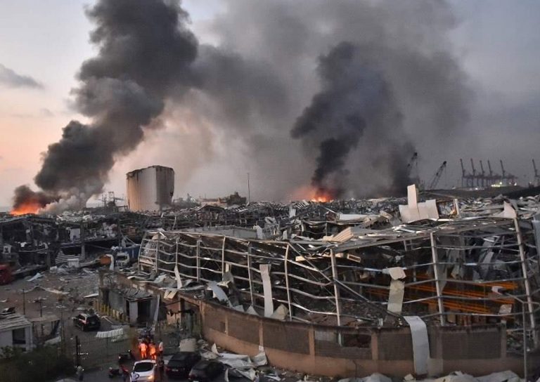 La explosión en el puerto de Beirut deja al menos 100 muertos y 4000 heridos