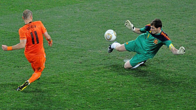 Iker Casillas anuncia su retirada. Una de sus paradas más legendarias, el pie a Robben en la final de Sudáfrica.