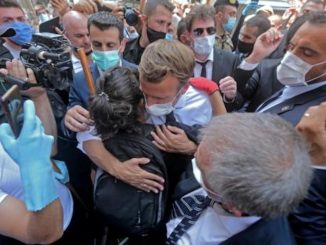 macron abraza una mujer en beirut