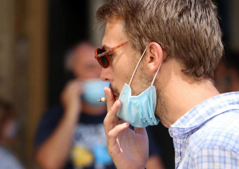 Un juez anula la orden del Gobierno de Madrid que contiene la prohibición de fumar en los espacios públicos.
