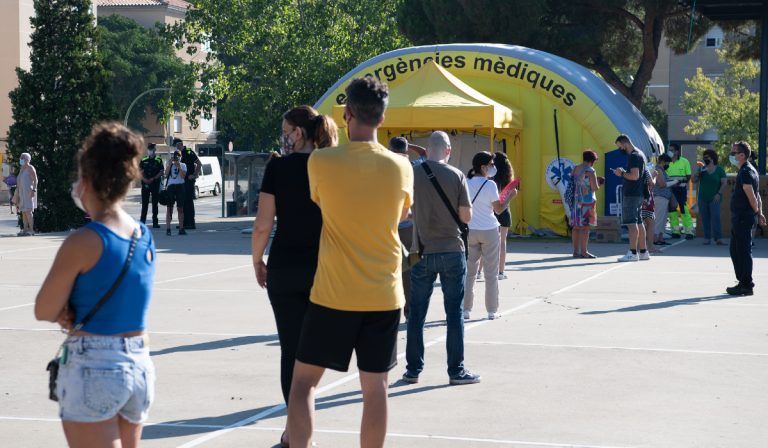 Cola a la entrada de la carpa en Sabadell