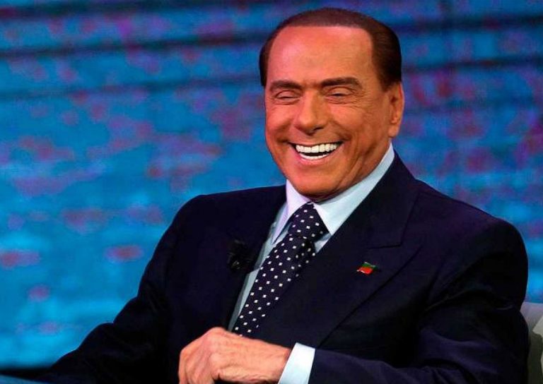 Berlusconi, ingresado por su positivo en coronavirus.