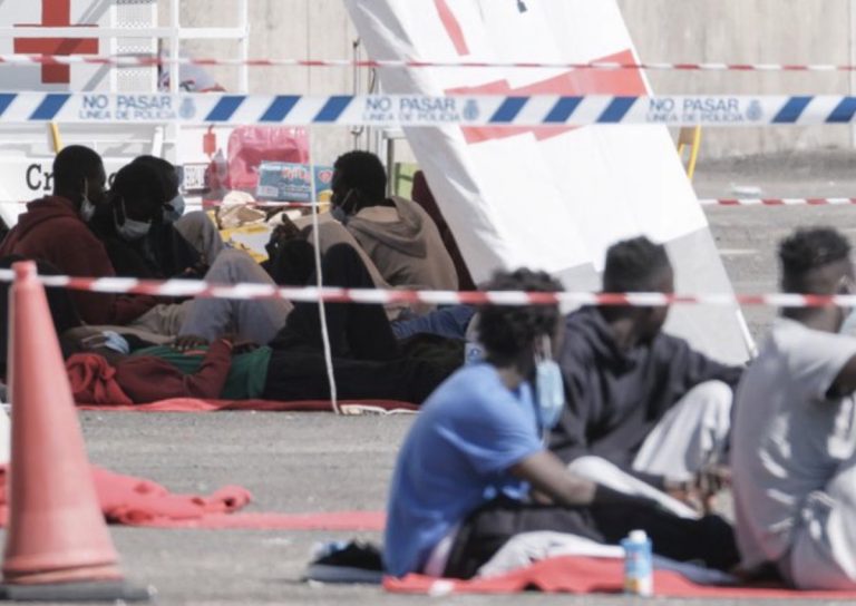 Salvamento Marítimo rescata dos pateras con 85 inmigrantes en Canarias.