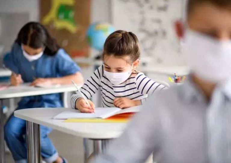 Francia decreta el cierre de 22 colegios por coronavirus