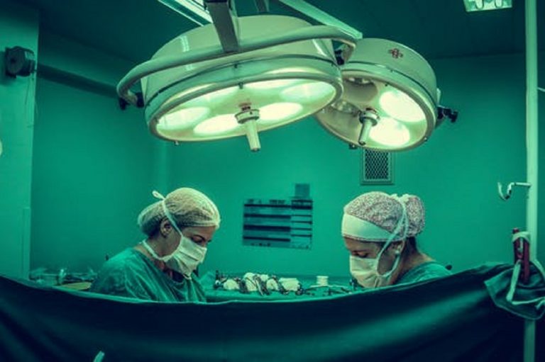 Enfermeros trabajando en la cura de un paciente