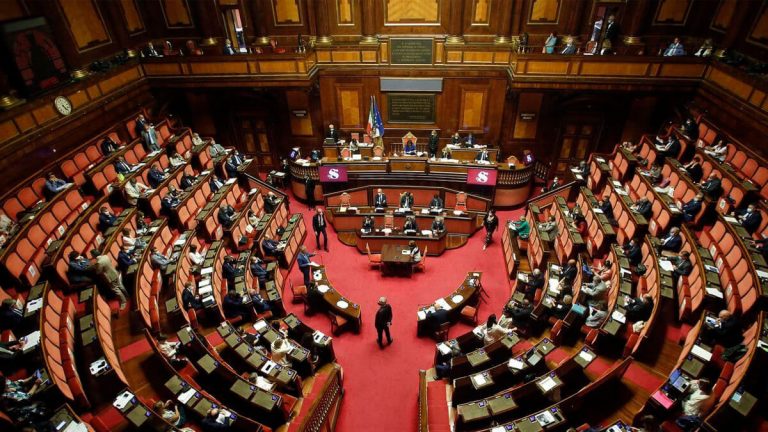 Italia aprueba mediante referéndum minimizar el número de parlamentarios