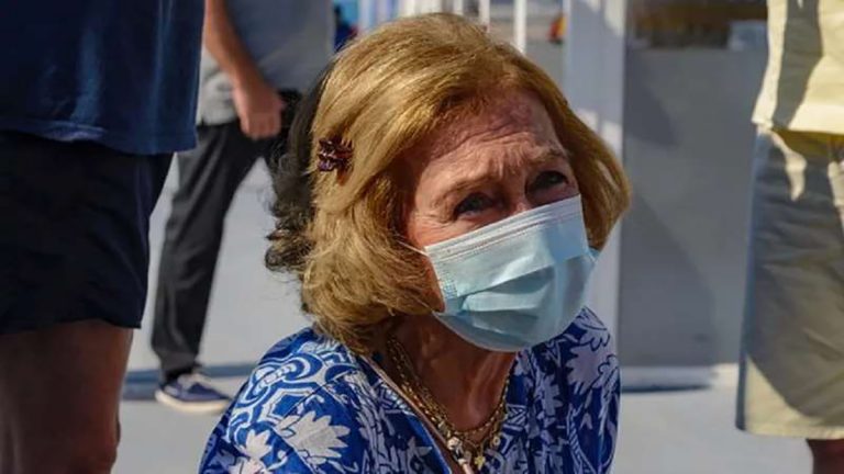 Unos vándalos destrozan la lápida de los padres de la Reina Sofía