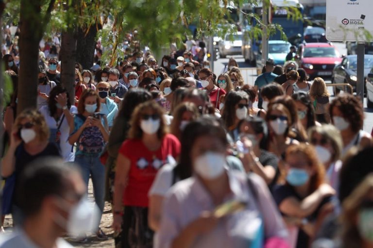 Profesores guardan cola para test PCR.