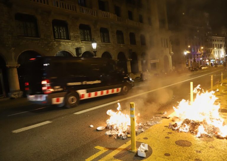 Disturbios con la Policía tras las marchas negacionistas de Barcelona y Burgos.