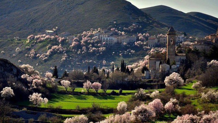 Santo Stefano di Sessanio en la época de los cerezos en flor