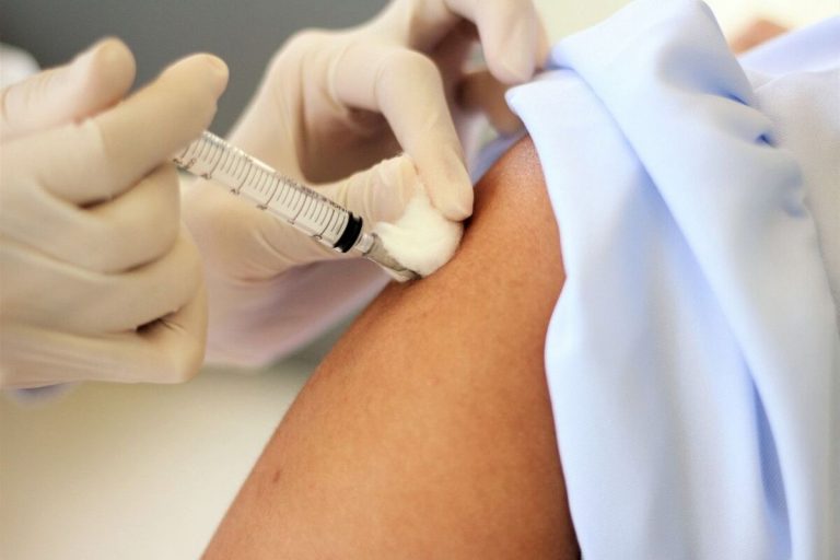 La primera dosis de AstraZeneca o Pfizer reduce la infección al 65%