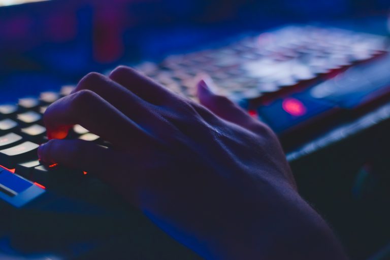 Una oleada de ciberataques tumba webs de algunos ministerios y del INE