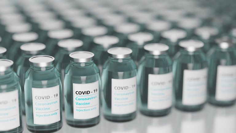 Miembro de la EMA confirma vínculo entre vacuna AstraZeneca y trombosis
