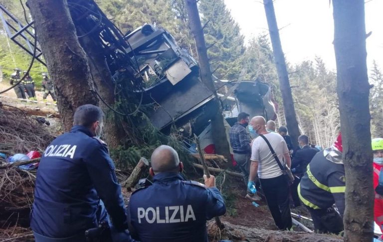 Se investigan las causas de la caída de un teleférico al norte de Italia