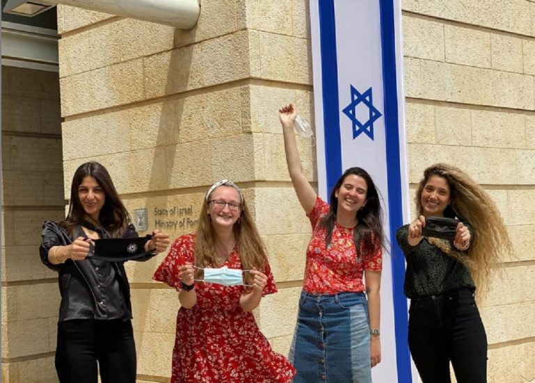Israel dice adiós a las mascarillas