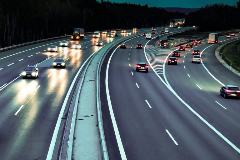 Se establecen tres nuevos límites de velocidad para entornos urbanos en España.