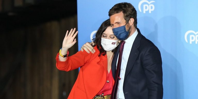 La pulsera que Ayuso lució en su celebración de la victoria en las elecciones de Madrid.
