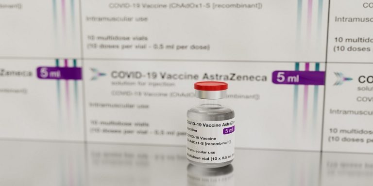 La segunda dosis de AstraZeneca para menores de 60 se hace esperar cuatro semanas más.