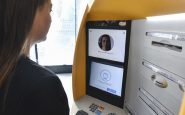Mujer usando un cajero de CaixaBank