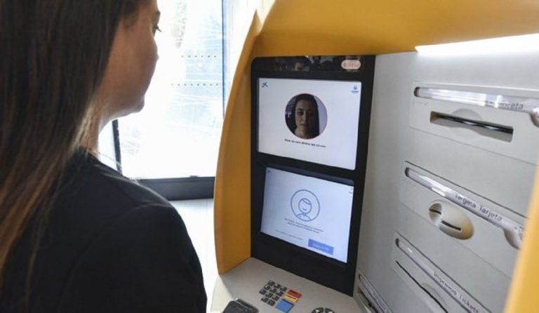 Mujer usando un cajero de CaixaBank
