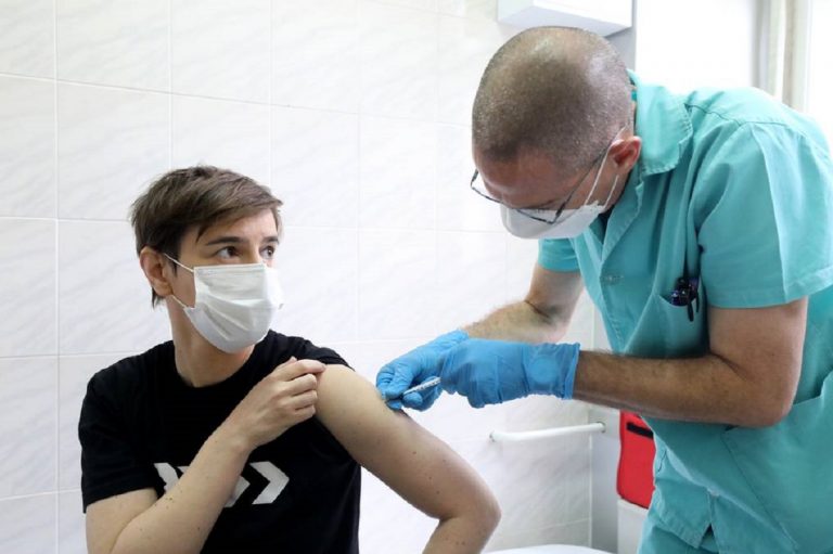Adolescente recibiendo una vacuna