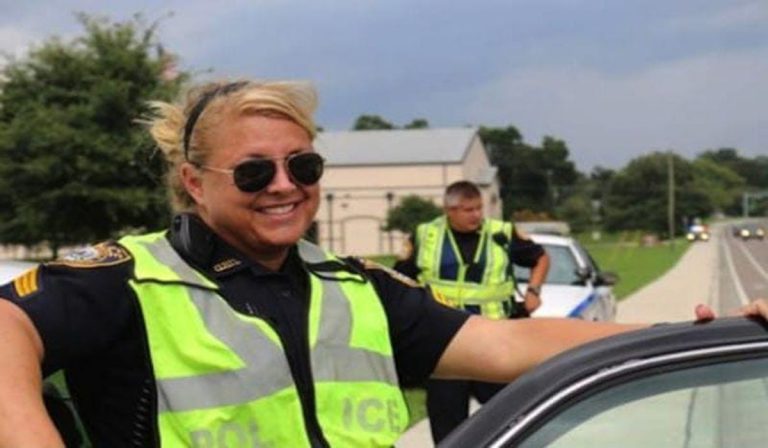 policía desayunó con indigente