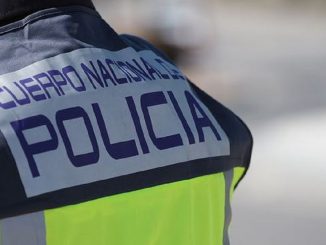 policia apuñalado cuello