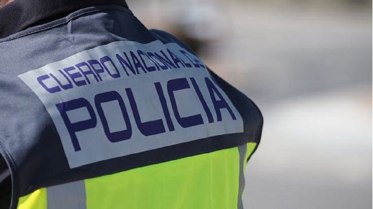 policia apuñalado cuello