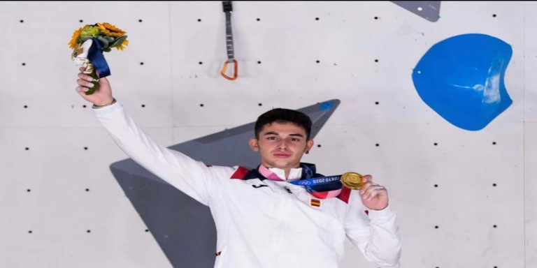 Alberto Ginés con su medalla de oro en Tokio 2020