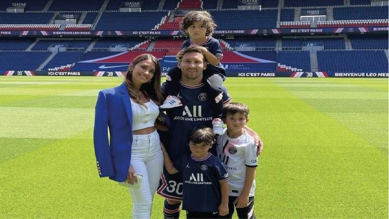 Lionel Messi y su familia en París