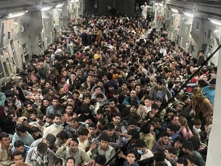Alerta de "amenaza terrorista" en el aeropuerto de Kabul