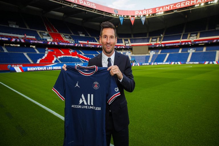 Leo Messi posa con su nuevo dorsal en París