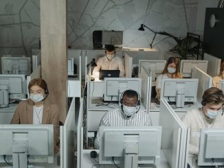 Oficina con trabajadores mascarillas