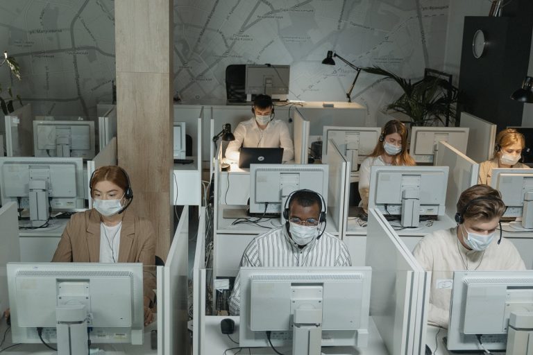 Oficina con trabajadores mascarillas
