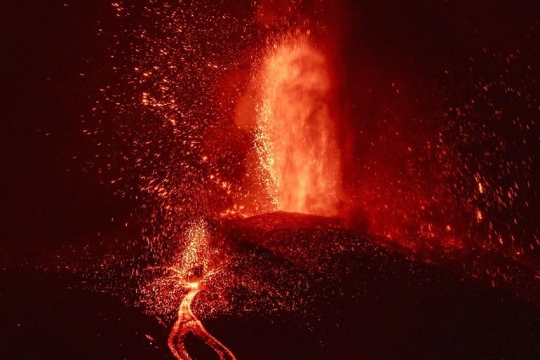 La Palma sufre un derrumbe volcánico en su cono