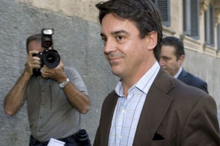 De Santos, acusado de abuso de menores
