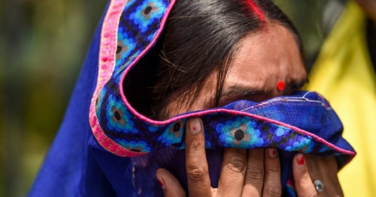 India niñas forzadas a desnudarse por ritual