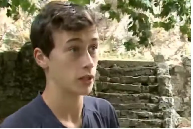 El meteorólogo de 14 años, Jorge Rey, pronostica.