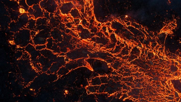 Lava volcánica en contacto con el agua del mar