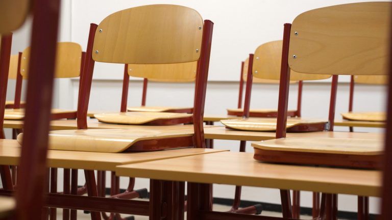 Profesor de ética sin investigar