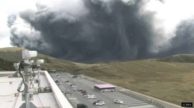 Violenta erupcióndel Monte Aso en Japón