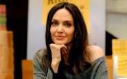 angelina jolie borra su tatuaje