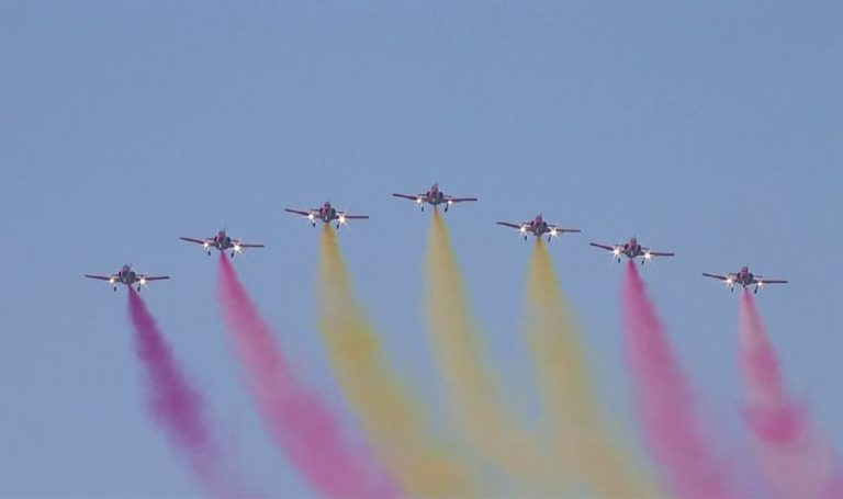 Humo morado desfile