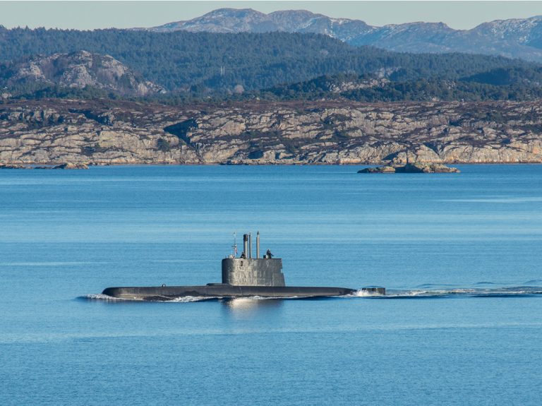El choque de un submarino de EEUU provoca varios heridos